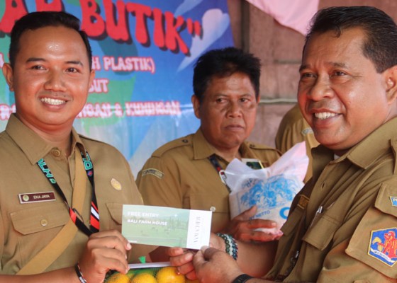 Nusabali.com - rajin-menabung-sampah-plastik-dlh-bagi-bagi-buah-dan-beras