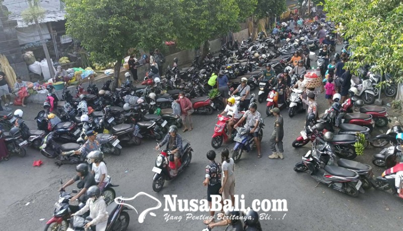 www.nusabali.com-jelang-galungan-kendaraan-numplek-parkir-di-bahu-jalan