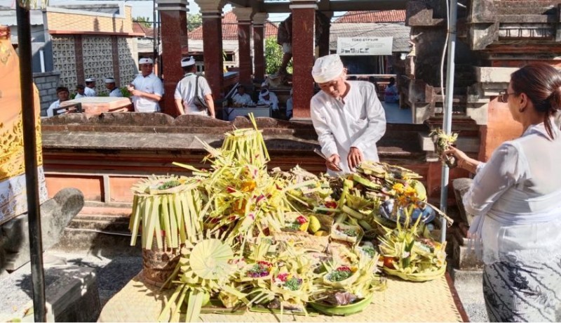 www.nusabali.com-prosesi-melapas-bale-gede-dan-ngulap-sari-di-banjar-kebonkuri-lukluk-kesiman