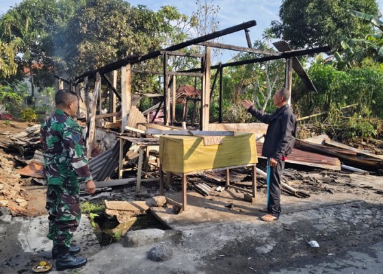 Nusabali.com - pemilik-rayakan-galungan-di-kampung-warung-di-buduk-terbakar