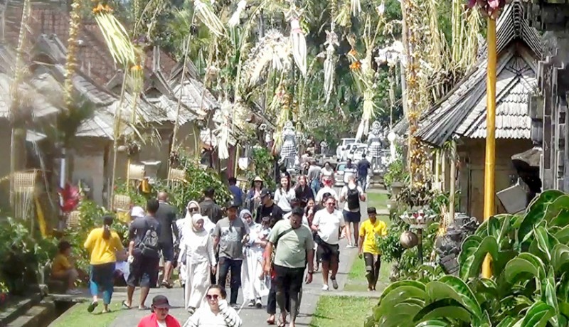 www.nusabali.com-wisatawan-nikmati-suasana-galungan-di-penglipuran