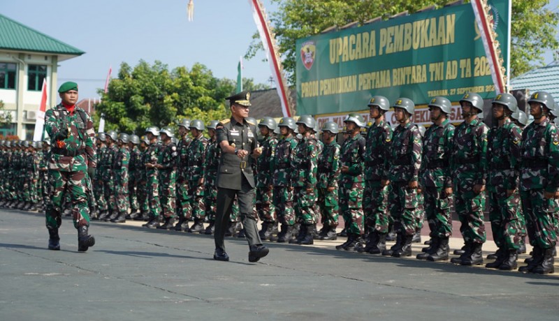 www.nusabali.com-ikut-secaba-joni-pemanjat-tiang-bendera-jadi-contoh