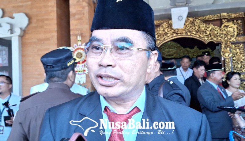 www.nusabali.com-kerja-hari-pertama-plt-bupati-edi-wirawan-hanya-ngantor-biasa