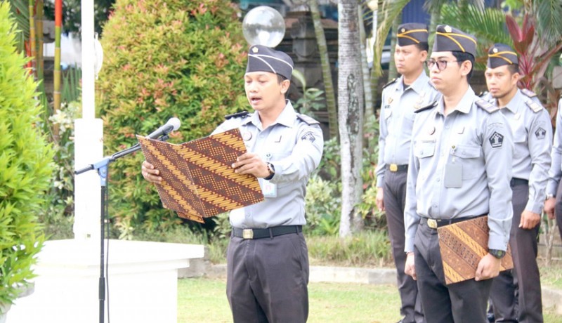 www.nusabali.com-khidmat-upacara-hari-kesaktian-pancasila-di-kemenkumham-bali