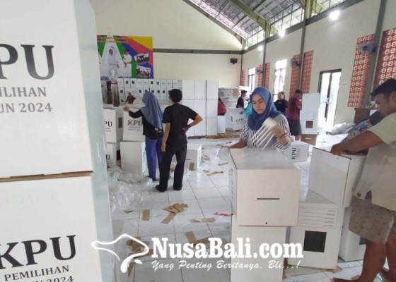 Nusabali.com - kpu-denpasar-rakit-2002-kotak-suara