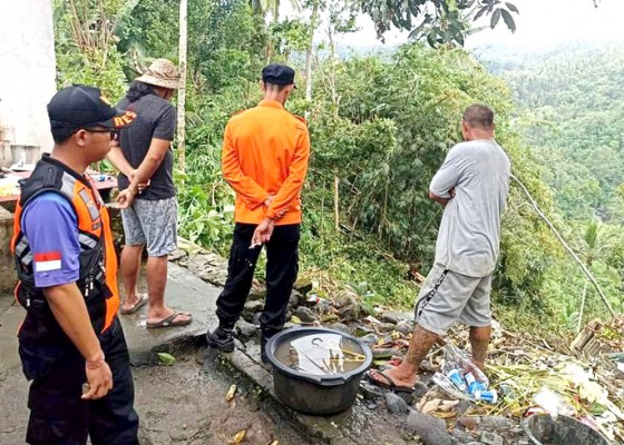 Nusabali.com - longsor-gerus-bangunan-kamar-mandi