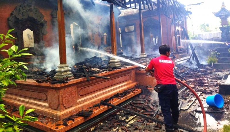 www.nusabali.com-charger-nyantol-rumah-stil-bali-terbakar