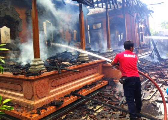 Nusabali.com - charger-nyantol-rumah-stil-bali-terbakar