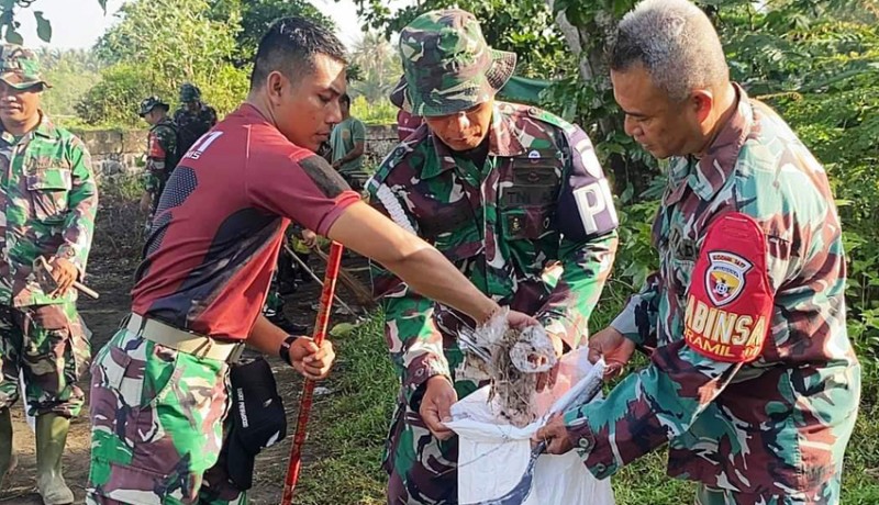 www.nusabali.com-hut-ke-79-tni-kodim-bersih-bersih-di-pantai