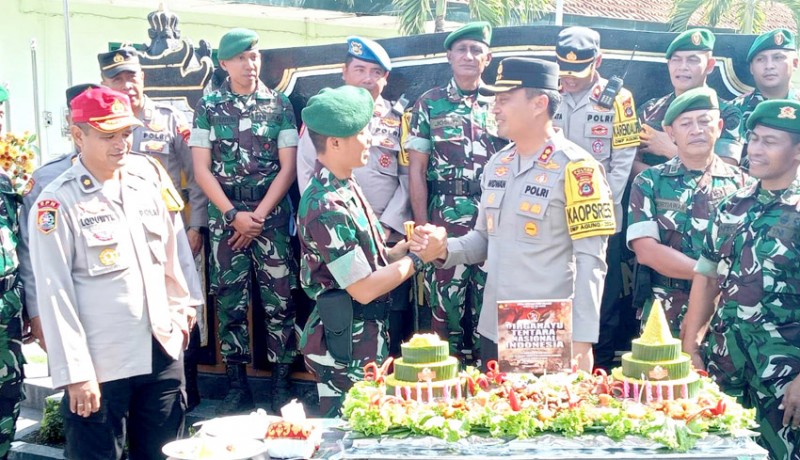 www.nusabali.com-datangi-rindam-dan-denkesyah-saat-hut-tni-kapolres-buleleng-bawa-pesan-soliditas