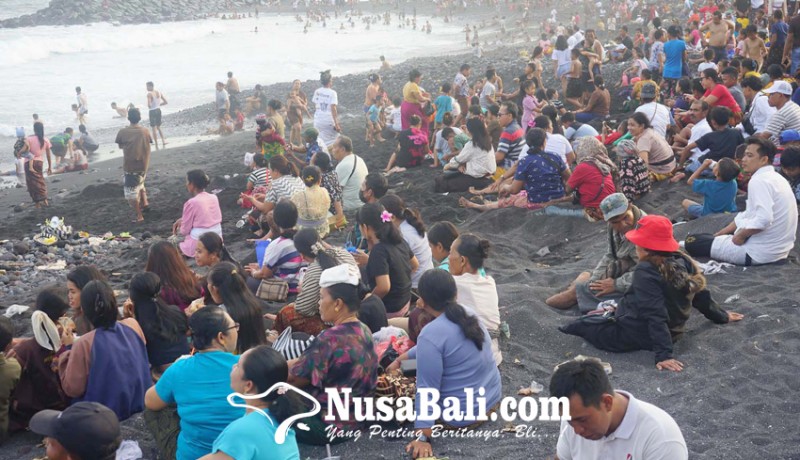 www.nusabali.com-kuningan-ribuan-umat-malukat-di-pantai-jasri