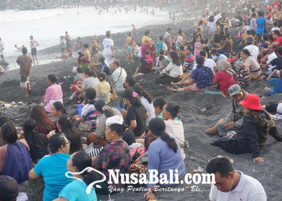 Nusabali.com - kuningan-ribuan-umat-malukat-di-pantai-jasri