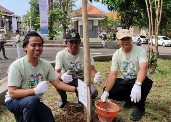 Nusabali.com - peringati-hhd-hkd-2024-bppw-bali-hijaukan-pasar-umum-negara