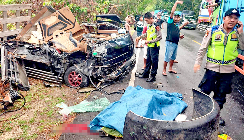 Ngantuk, Sopir Pick Up Tewas Seruduk Truk