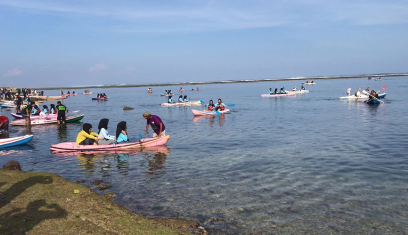 www.nusabali.com-pantai-pandawa-kebanjiran-pengunjung