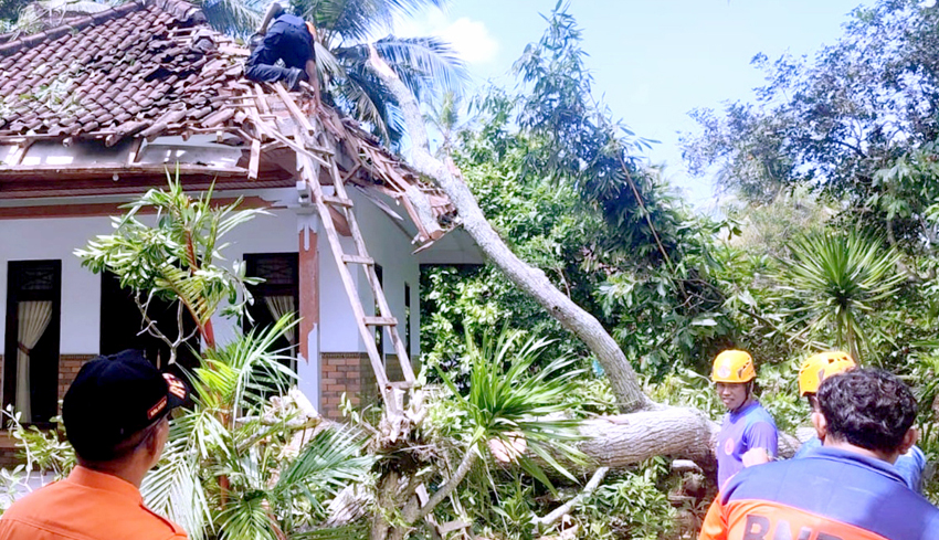 Lagi, Angin Ngelinus Rusak Rumah Warga