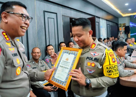 Nusabali.com - satlantas-polres-buleleng-sabet-7-penghargaan