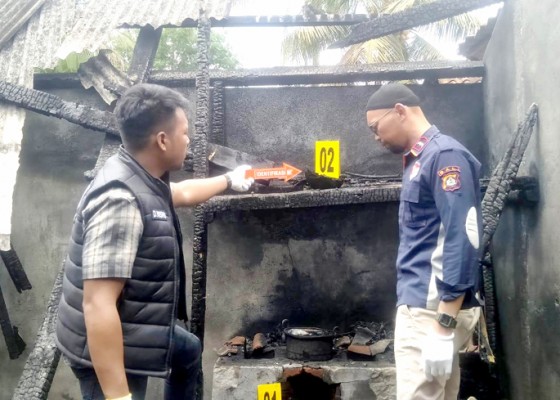 Nusabali.com - ditinggal-mandi-dapur-terbakar