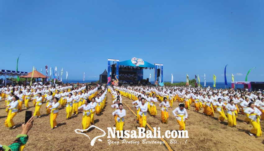 1.000 Penari Rejang Renteng Memukau Wisatawan