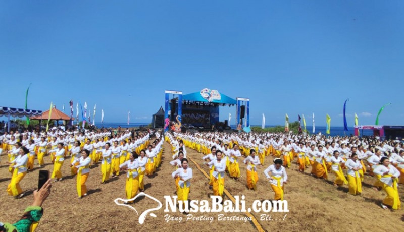 www.nusabali.com-1000-penari-rejang-renteng-memukau-wisatawan