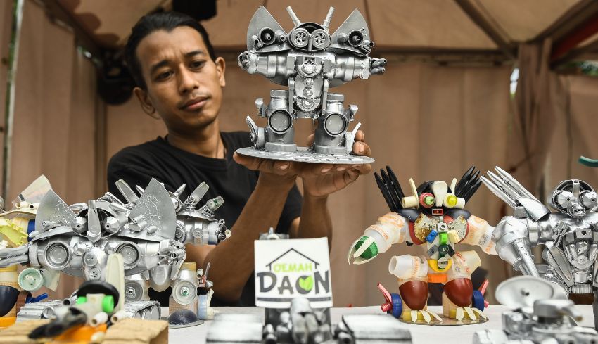 www.nusabali.com-kerajinan-miniatur-robot-dari-limbah-rumah-tangga