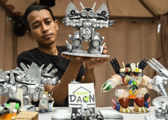 Nusabali.com - kerajinan-miniatur-robot-dari-limbah-rumah-tangga