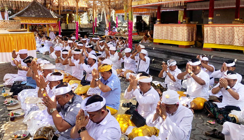 www.nusabali.com-hadiri-pujawali-pura-semer-kembar-bualu-suyasa-didoakan-jadi-bupati-badung