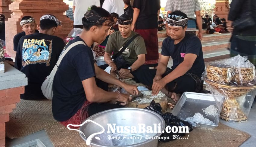 Lomba Ngelawar Warnai Pemasangan Penjor Pengerebongan