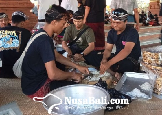 Nusabali.com - lomba-ngelawar-warnai-pemasangan-penjor-pengerebongan