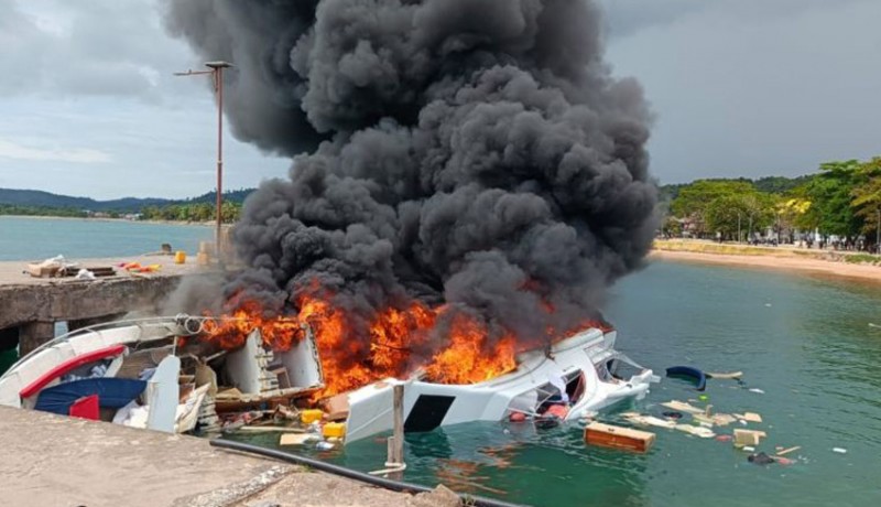 www.nusabali.com-speedboat-terbakar-cagub-maluku-utara-meninggal