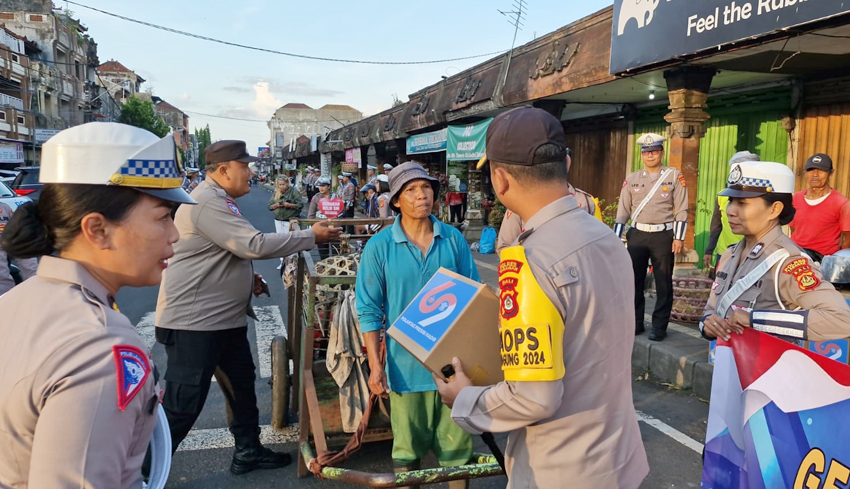 Kapolres Tabanan Bagi Sembako ke Tukang Suun