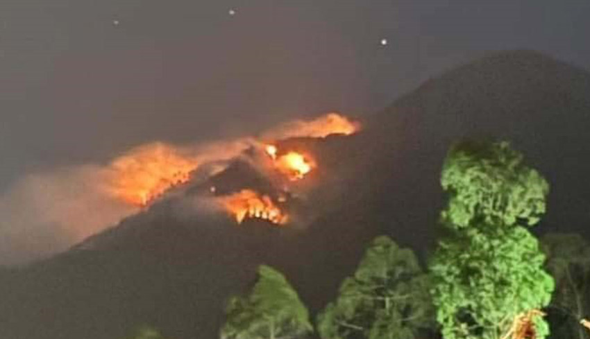 Kebakaran di Lereng Gunung Agung Meluas