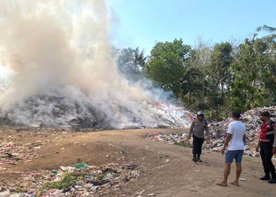 Nusabali.com - tpa-biaung-nusa-penida-terbakar