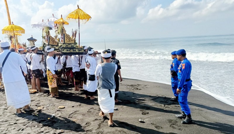 www.nusabali.com-satpolairud-amankan-melasti-di-pantai-watu-klotok