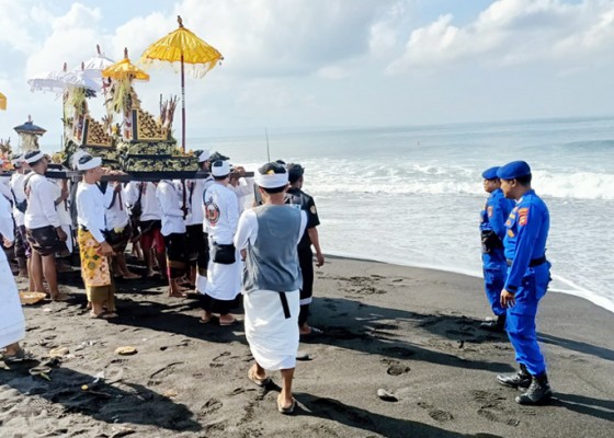 Nusabali.com - satpolairud-amankan-melasti-di-pantai-watu-klotok