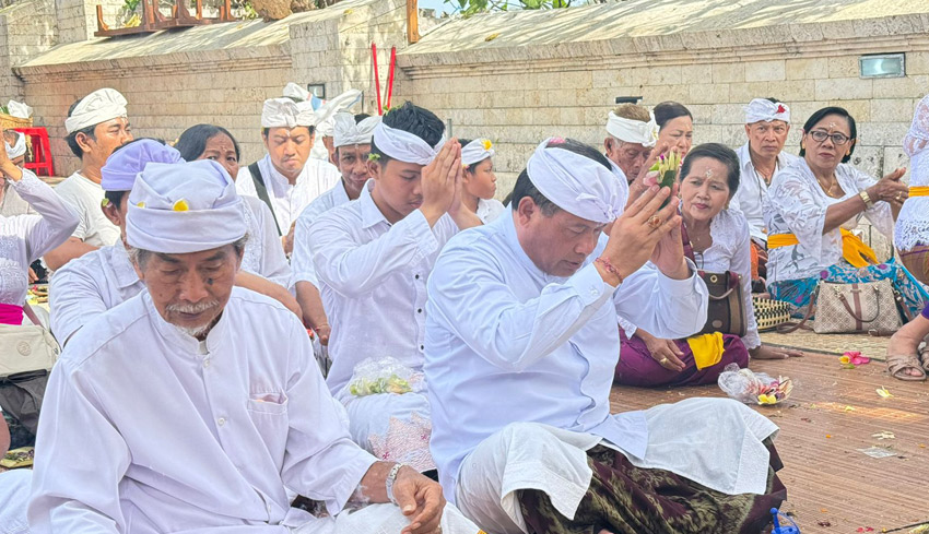 Pemkot Denpasar ‘Ngaturang Bhakti Pujawali’ di Pura Luhur Uluwatu