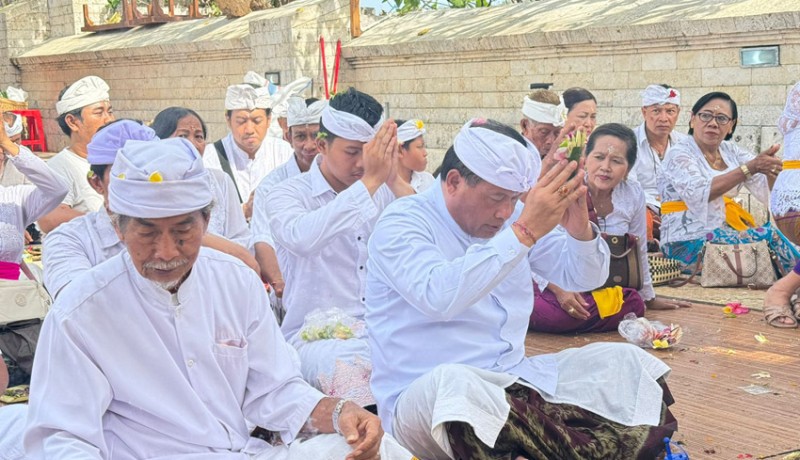 www.nusabali.com-pemkot-denpasar-ngaturang-bhakti-pujawali-di-pura-luhur-uluwatu