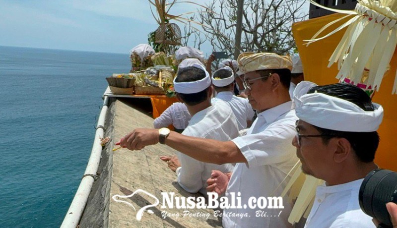 www.nusabali.com-plt-bupati-badung-hadiri-pujawali-pura-luhur-uluwatu