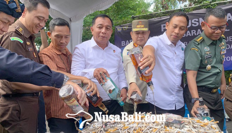 www.nusabali.com-bea-cukai-musnahkan-21-juta-rokok-ilegal-dengan-direndam-miras