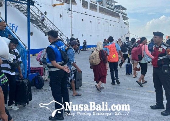 Nusabali.com - polisi-razia-ratusan-penumpang-di-pelabuhan-benoa