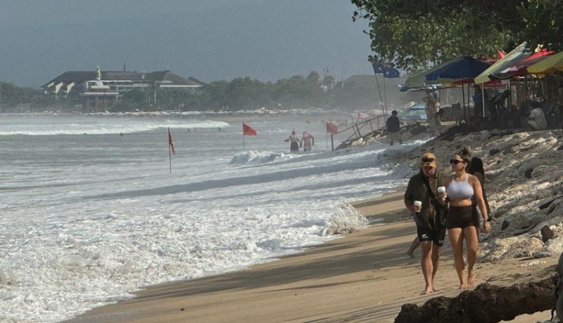 www.nusabali.com-gelombang-tinggi-terjang-pantai-kuta-wisatawan-dilarang-berenang