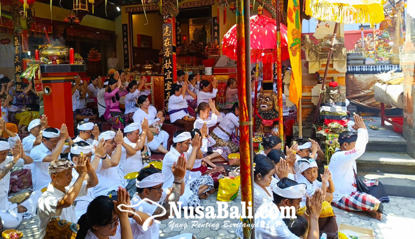 Warga Tionghoa Ngodalin ala Bali di Pura Sri Sedana Konco Cong Poo Kong Bio, Gianyar