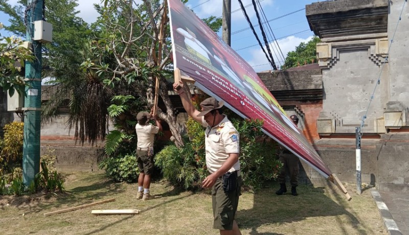 www.nusabali.com-puluhan-baliho-ucapan-hari-raya-dibersihkan