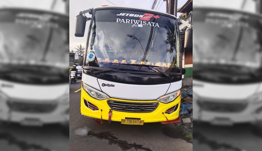 Pemotor Ditabrak Bus Hingga Tewas di Tempat