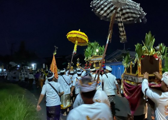 Nusabali.com - warga-keturunan-arya-madura-di-banjarangkan-klungkung-laksanakan-tradisi-ngaro