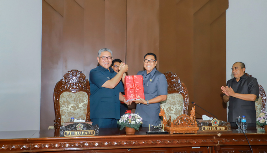 Pj Bupati Gianyar Sampaikan Ranperda 2025