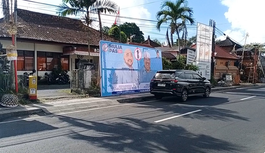 Baliho Besar Terpasang di Depan Kantor Bawaslu Bangli