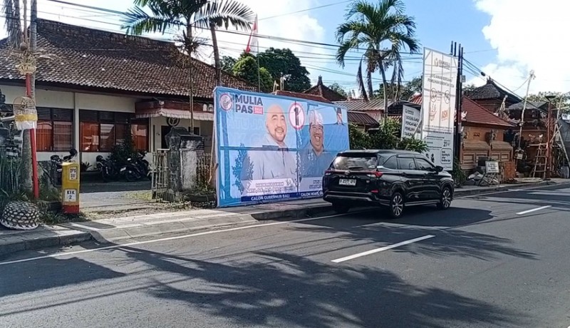 www.nusabali.com-baliho-besar-terpasang-di-depan-kantor-bawaslu-bangli