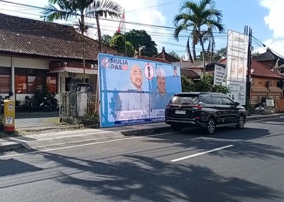 Nusabali.com - baliho-besar-terpasang-di-depan-kantor-bawaslu-bangli