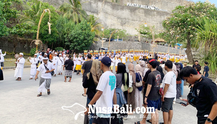 Kunjungan di Pantai Melasti Naik 10 Persen